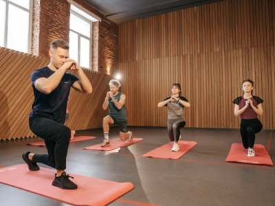 Trendy w modzie fitness 2025 – najnowsze wzory i technologie