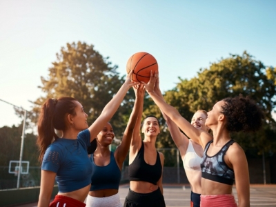 Jakie ubrania zabrać na sportowy weekendowy wyjazd? Praktyczny poradnik pakowani